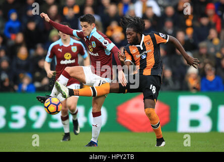 L'Ashley Westwood Burnley (à gauche) et Hull City's Dieumerci Mbokani bataille pour la balle durant le match à la Premier League stade KCOM, Hull. Banque D'Images