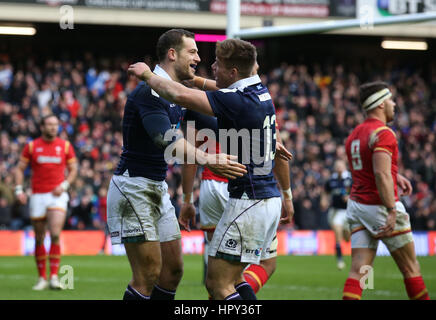 Scotland's Tim Visser(à gauche) fête marquant un essai pendant le Tournoi RBS 6 Nations match à Murrayfield, Edinburgh BT. Banque D'Images