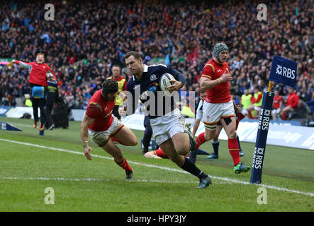 Scotland's Tim Visser sur sa façon de marquant un essai pendant le Tournoi RBS 6 Nations match à Murrayfield, Edinburgh BT. Banque D'Images