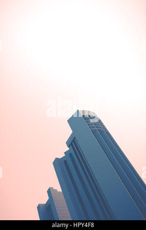 Abstrait Architecture Image d'un Skyscaper contre un ciel rose Banque D'Images