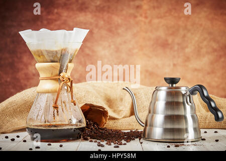 Brewign avec café troisième vague de verre et de perfusion chemex électrique pour la saveur pure dans une bonne conception sur table en bois Banque D'Images