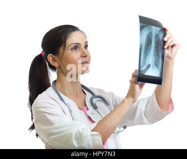 Jeune femme médecin à la recherche à la radiographie des poumons. Isolé sur fond blanc. Banque D'Images