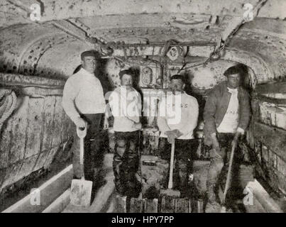 À l'intérieur de l'une des cloches de plongée utilisé pour la mise à niveau de la mer en bas pour les blocs de béton, Dover Harbour Works, vers 1909 Banque D'Images