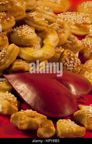 Grand coeur rouge parmi le tas de cookies, macro shot,red heart,fêtes,des gâteaux, carte postale, Banque D'Images