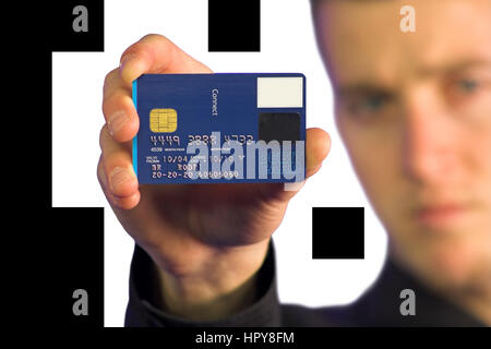 Business man holding up une carte de crédit - Remarque : les chiffres sur la carte de crédit sont composés ainsi que tous les autres numéros sur la carte Banque D'Images