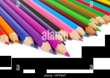 Crayons de couleur dans une rangée sur fond blanc Banque D'Images