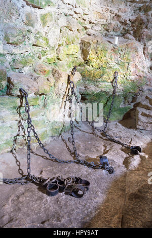 Château de SPISSKY, SLOVAQUIE - Juillet 19, 2014 : l'oubliette de fers du château. Banque D'Images