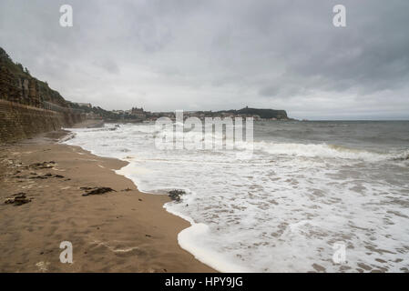 Jour de tempête à Scarborough sur la côte est de l'Angleterre. Une ville balnéaire dans le Yorkshire du Nord. Banque D'Images