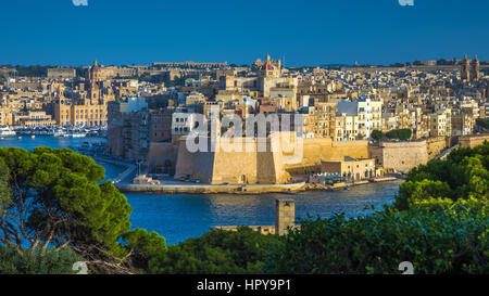 La Valette, Malte - La vue de la valette avec arbres, île de Senglea, Gardjola jardins avec tour de guet, le Grand Port avec bateaux et navires et c Banque D'Images