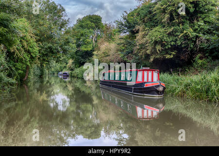 Bateaux amarrés le long du canal Kennet & Avon. Banque D'Images