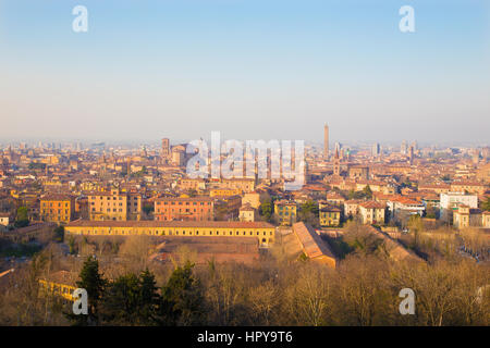 Bologna - Outlook pour la vieille ville de Bologne, à partir de l'église San Michele in Bosco dans la lumière du soir. Banque D'Images