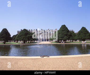 Fontaine dans les jardins de l'Est, le Palais de Hampton Court, Hampton, London Borough of Richmond upon Thames, Grand Londres, Angleterre, Royaume-Uni Banque D'Images