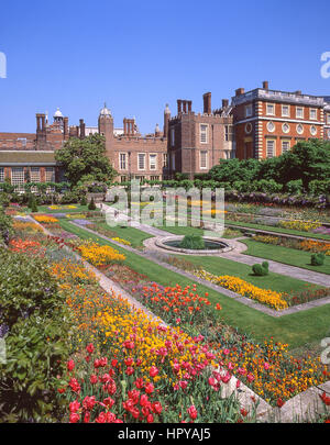 Au printemps, les jardins du palais de Hampton Court Palace, l'établissement Hampton, arrondissement de Richmond upon Thames, Grand Londres, Angleterre, Royaume-Uni Banque D'Images