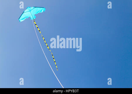 Cerf-volant contre le ciel bleu sur une journée ensoleillée Banque D'Images