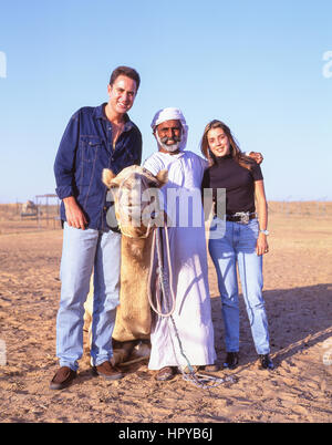 Smiling chamelier avec jeune couple, Désert de Dubaï, Dubaï, Émirats Arabes Unis Banque D'Images