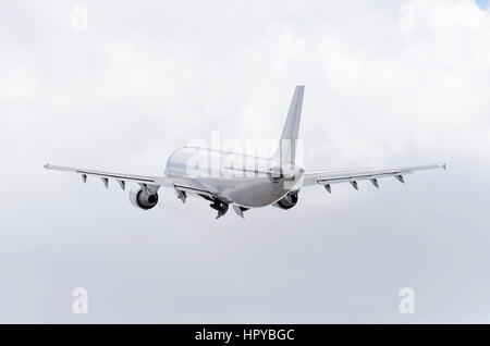 Avion cargo blanc entièrement Airbus A300, du transport aérien européen, Leipzig german cargo airline. Vol aérien, ordre croissant. Les nuages. Banque D'Images