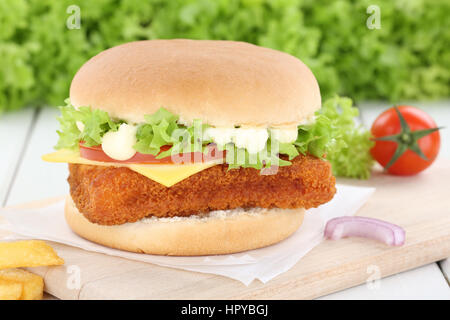 Fish burger fishburger tomates oignon hamburger fromage laitue insalubres Banque D'Images