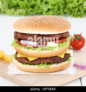 Burger de boeuf frais double hamburger au fromage laitue tomates oignon insalubres Banque D'Images