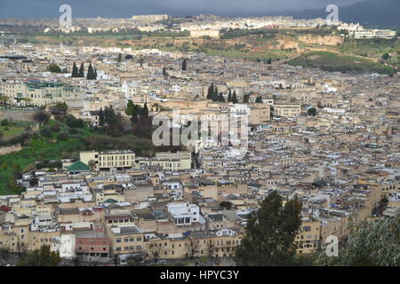 Fès isecond plus grande ville du Maroc.vue panoramique de l'ancienne médina de Fès. La ville a deux vieux quartiers de la médina. 'Mecca de l'ouest", "Athènes de l'Afrique" Banque D'Images