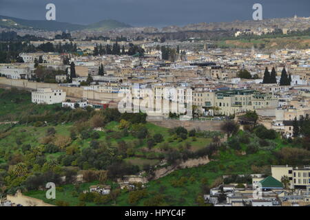 Fès isecond plus grande ville du Maroc.vue panoramique de l'ancienne médina de Fès. La ville a deux vieux quartiers de la médina. 'Mecca de l'ouest", "Athènes de l'Afrique" Banque D'Images