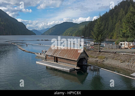 Les maisons flottantes et des pavillons le long des rives du Grand lac Central, l'île de Vancouver. BC. Canada Banque D'Images