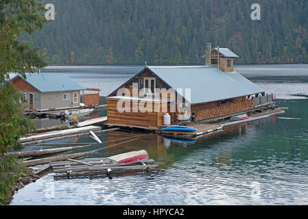 Les maisons flottantes et des pavillons le long des rives du Grand lac Central, l'île de Vancouver. BC. Canada Banque D'Images