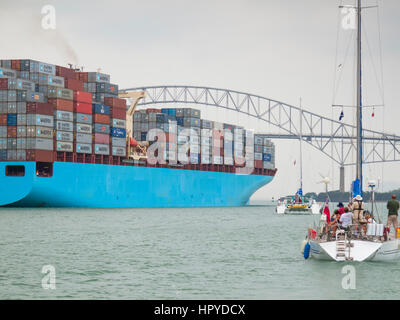 Containervessel grand passé le pont des Amériques au Panama city Banque D'Images