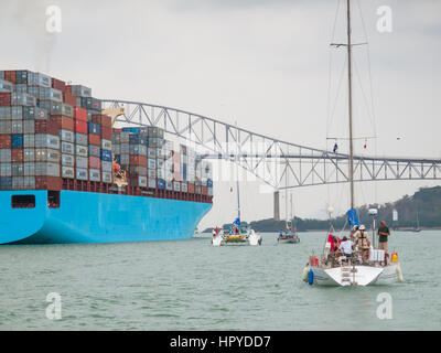 Containervessel grand passé le pont des Amériques au Panama city Banque D'Images