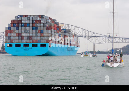 Containervessel grand passé le pont des Amériques au Panama city Banque D'Images