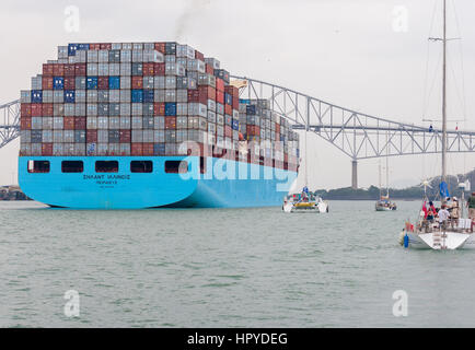 Containervessel grand passé le pont des Amériques au Panama city Banque D'Images