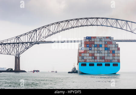 Containervessel grand passé le pont des Amériques au Panama city Banque D'Images