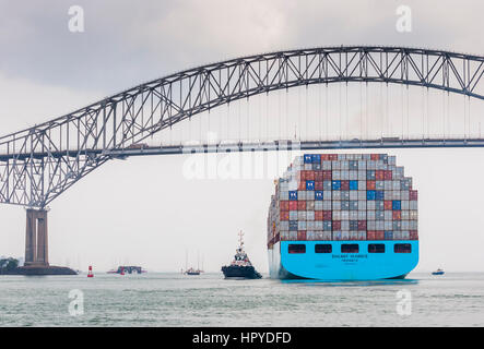 Containervessel grand passé le pont des Amériques au Panama city Banque D'Images