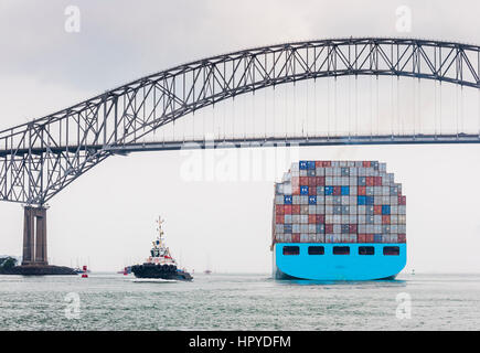 Containervessel grand passé le pont des Amériques au Panama city Banque D'Images