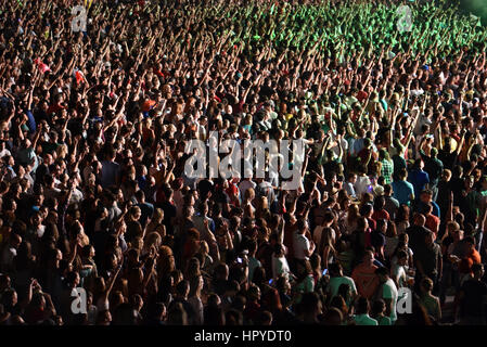 CLUJ-NAPOCA, Roumanie - le 4 août 2016 : Stadium plein de foule à faire la fête dans un concert de Faithless pendant le Festival indicibles Banque D'Images