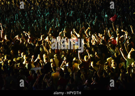 CLUJ-NAPOCA, Roumanie - le 4 août 2016 : Stadium plein de foule à faire la fête dans un concert de Faithless pendant le Festival indicibles Banque D'Images