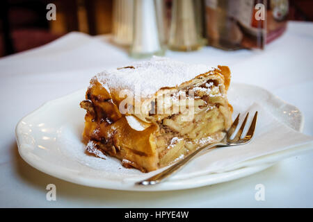 Un apple strudel viennois est un classique et le plus connu en dehors de l'Autriche viennoiserie. Banque D'Images