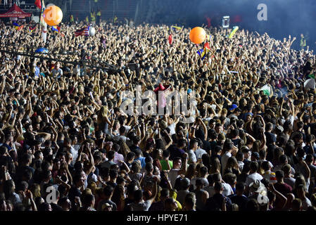 CLUJ-NAPOCA, Roumanie - le 4 août 2016 : Stadium plein de foule à faire la fête dans un Dj Nervo concert live pendant la Festival indicibles Banque D'Images