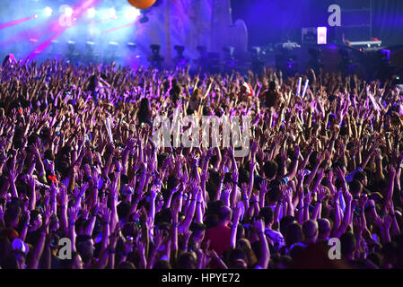 CLUJ-NAPOCA, Roumanie - le 4 août 2016 : Stadium plein de foule à faire la fête dans un Dj Nervo concert live pendant la Festival indicibles Banque D'Images