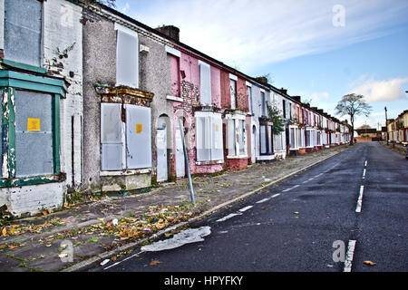 Maisons abandonnées dans les rues galloises, Toxteth, Liverpool, Angleterre, en attente d'être démolies Banque D'Images