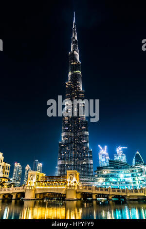 Vue sur Burj Khalifa illuminé et un pont la nuit, Dubaï, Emirats Arabes Unis Banque D'Images