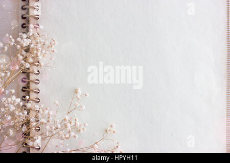 Vide de papier et des fleurs avec copie espace ; effet vintage Banque D'Images