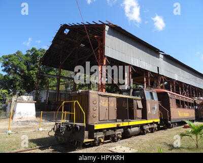 Old rusty train sur une ancienne usine de canne à sucre, Cuba Banque D'Images