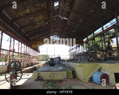 Ancienne usine de canne à sucre de Cuba,peintes de couleurs vives Banque D'Images