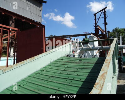 Ancienne usine de canne à sucre de Cuba,peintes de couleurs vives Banque D'Images