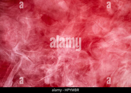 Fumée blanche sur rouge. La texture et l'arrière-plan abstrait Banque D'Images