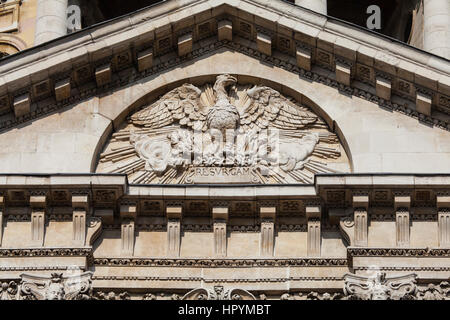 Un gros plan de la Phoenix sculpture, qui est situé sur la façade sud de la Cathédrale St Paul à Londres. Le Phoenix peut être vu l'augmentation de la Banque D'Images