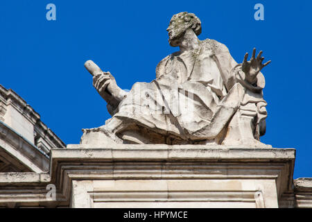Une sculpture de l'Apôtre Saint Matthieu sur la façade sud de la Cathédrale St Paul à Londres. Banque D'Images
