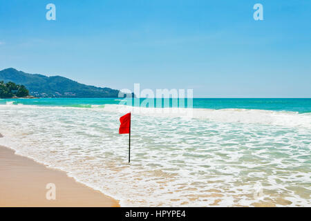 Un indicateur d'alerte rouge à la plage. Phuket, Thailande. Banque D'Images