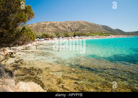 Tuerredda est considérée comme une des plus belles plages de la Sardaigne pour son sable blanc et la couleur de la mer des Caraïbes, qui rappelle un fil Banque D'Images