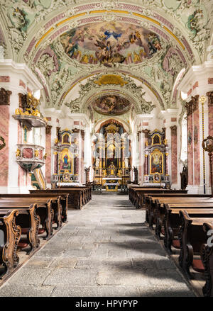 San Candido, Italie - 25 décembre 2016 : l'église paroissiale de San Candido est considéré comme le plus important de succès et église baroque de la Val Pusteria Banque D'Images